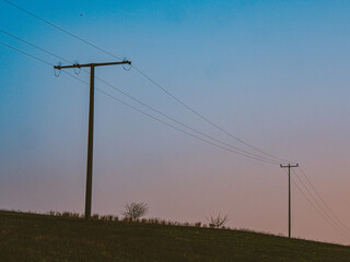 Fototapeta na wymiar Strommasten in der Ferne imi Sonnenuntergang