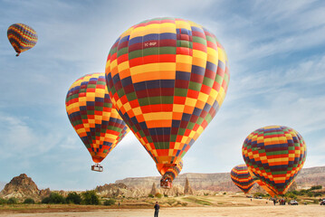 Obraz premium Aufsteigen der Ballons in Kapadokkien