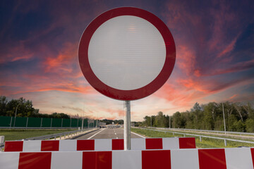 Budowa nowej autostrady. Montaż barier ochronnych i znaków przy nowo budowanej autostradzie. Nowy asfalt. - obrazy, fototapety, plakaty