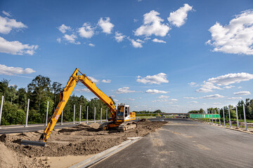 Budowa nowej autostrady. Maszyny budowlane na nowo budowanej autostradzie i drodze szybkiego ruchu. - obrazy, fototapety, plakaty