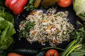 Świeże surówki w otoczeniu surowych warzyw. Dieta wegetariańska. składniki zdrowej diety. - obrazy, fototapety, plakaty