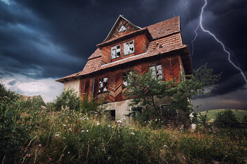 Obraz premium old wooden abandoned house in Carpathian mountains.
