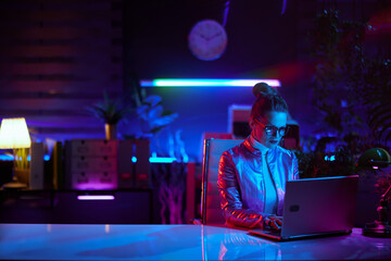 Obraz premium elegant business woman in glasses using laptop
