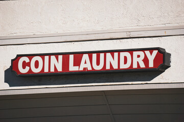 Obraz premium Old and aged coin laundry sign