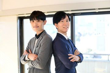 Fototapeta premium 腕組みをするビジネスマンの男性達