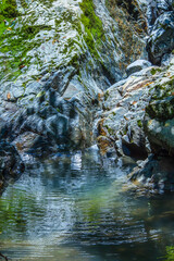 水の流れで削られた岩のある風景 鳥取県 赤波川おう穴群