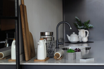 bancada de cozinha planejada e moderna com torneira em metal preta