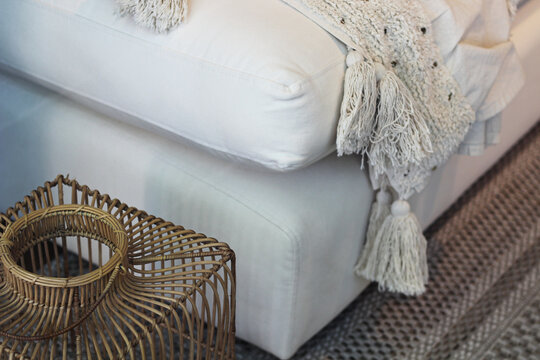 Decorar com materiais organicos e naturais  como algodao, sisal e madeira.