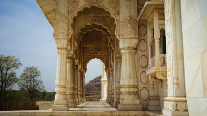Obraz premium Jodhpur, Rajasthan, India 2nd March 2023: The Jaswant Thada is a cenotaph located in the blue city Jodhpur, Rajasthan. Visuals of beautiful Rajasthan Heritage. Used by Rajputs of marwar for cremation