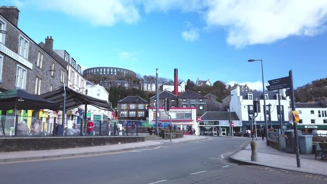 Cars driving over the boulevard in the city Oban in Schotland on a sunny day. 