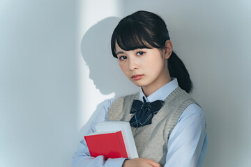 本を抱えた女子学生のポートレート