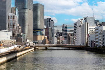 Fototapeta premium 土佐堀川から眺める大阪中之島の都市風景