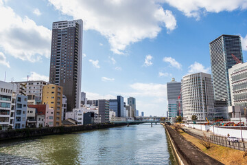 大阪・土佐堀川と両岸のビル群