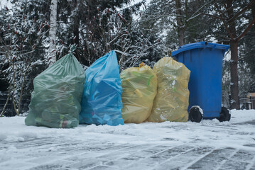 kosz na śmieci oraz worki z posegregowanymi śmieciami. Święto ziemi, ekologia