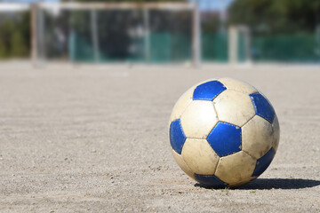 Fototapeta na wymiar 無人のグラウンドに置かれたサッカーボール