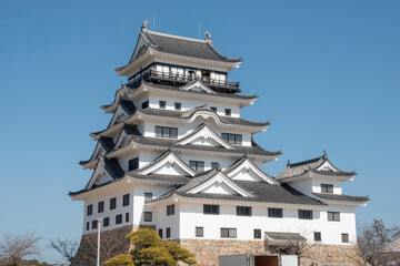 Fototapeta na wymiar 青空にそびえたつリニューアルした福山城