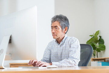 パソコン作業をするミドル男性