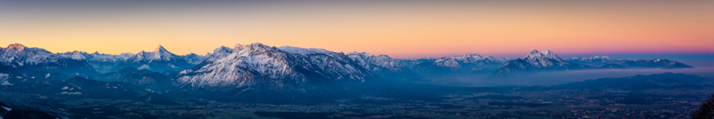 Fototapeta na wymiar Berchtesgadener Alpen mit Watzmann über der Stadt Salzburg am Morgen im Winter