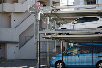 日本の住宅地の立体駐車場の風景
