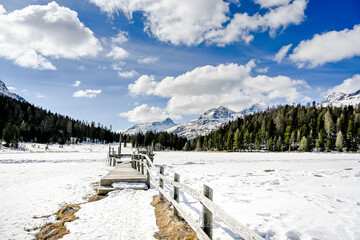 Obraz premium St. Moritz, Stazersee, Holzsteg, Stazerwald, Bergsee, Winter, Winterwanderweg, Oberengadin, Piz Julier, Piz Albana, Alpen, Graubünden, Schweiz