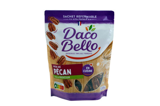 Sachet de noix de p&eacute;can de la marque Daco Bello en gros plan sur fond blanc