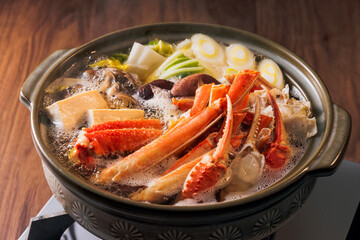 ズワイガニと野菜とキノコの蟹鍋