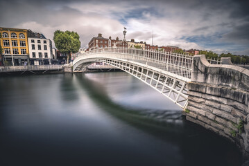 Fototapeta na wymiar Ha'penny Bridge a Dublino in lunga esposizione