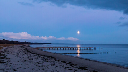 Mond über der Ostsee am Strand von Zingst.