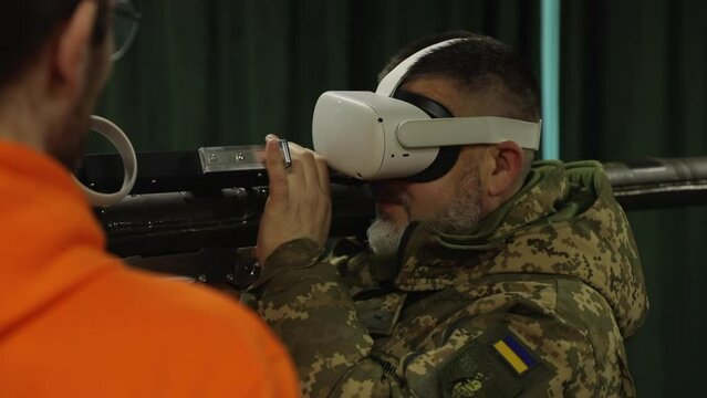 Soldiers of the Ukrainian army train in VR glasses to fire from the Stinger missile system