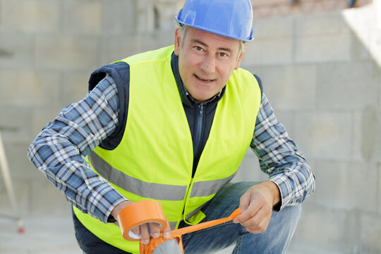 builder makes at the construction site