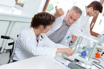 Obraz premium a scientist using long pipette