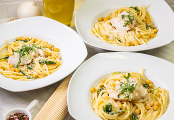 Pasta with chicken and arugula
