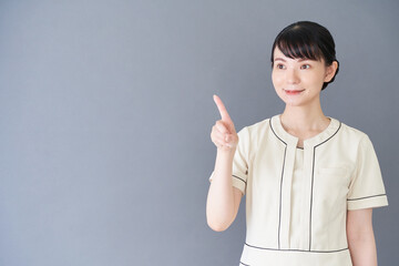 指で指し示すエステ・美容クリニックの女性