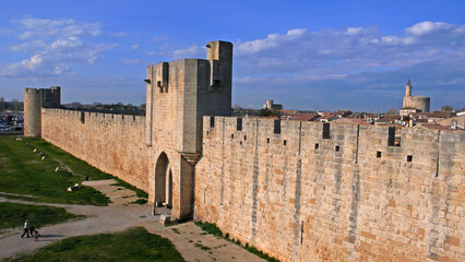 Obraz premium Photo aérienne Aigues Mortes dans le Gard, Petite Camargue, remparts, cité médiévale Languedoc Roussillon , Occitanie France