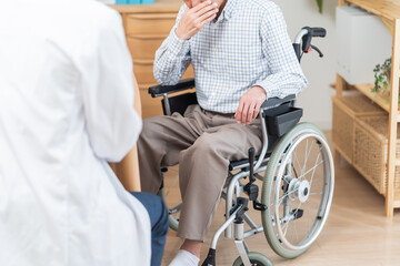 Obraz premium 診察を受ける日本人男性患者