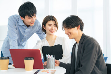 会議する若い男女グループ　Z世代