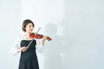 バイオリンを弾く若い女性