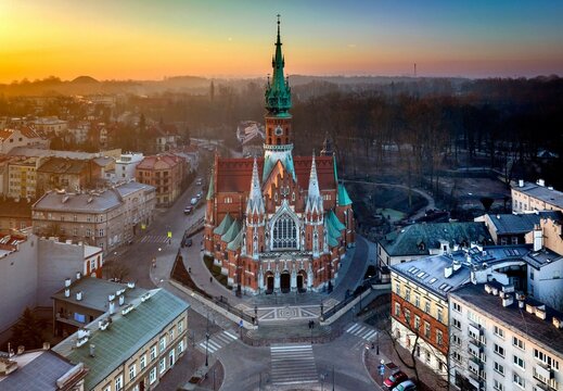 Rynek podg&oacute;rski w Krakowie i Kości&oacute;ł Św. J&oacute;zefa z drona mavic 3 classic