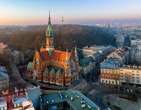Rynek podg&oacute;rski w Krakowie i Kości&oacute;ł Św. J&oacute;zefa z drona mavic 3 classic