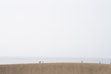 砂丘を歩く女性