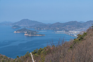 日本　香川県観音寺市の稲積山頂上にある高屋神社の天空の鳥居へ向かう参道から見える瀬戸内海と街並み