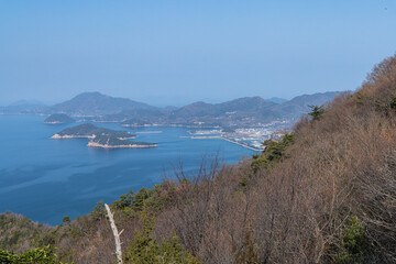 日本　香川県観音寺市の稲積山頂上にある高屋神社の天空の鳥居へ向かう参道から見える瀬戸内海と街並み