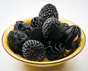 schwarze 3D Eier in gelber Schale