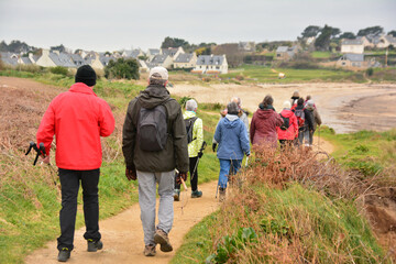 Randonneurs sur le sentier GR34 en Bretagne - Côtes d'Armor