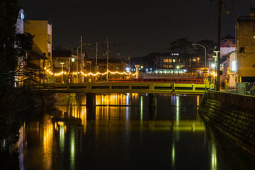 日本　香川県仲多度郡の琴平町を流れる金倉川沿いの夜景とさかえばし