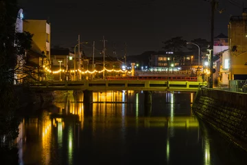 Foto op Plexiglas 日本　香川県仲多度郡の琴平町を流れる金倉川沿いの夜景とさかえばし © pespiero