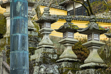 日本　香川県仲多度郡琴平町にある金刀比羅宮の表参道の桜馬場西詰銅鳥居と灯籠