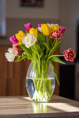 Kolorowe tulipany w wazonie