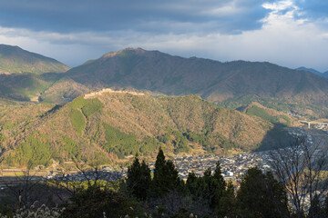 Fototapeta na wymiar 日本　兵庫県朝来市の立雲峡テラスから見える早朝の朝日に照らされた竹田城跡