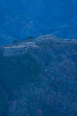 日本　兵庫県朝来市の立雲峡テラスから見える早朝の雲海のない竹田城跡